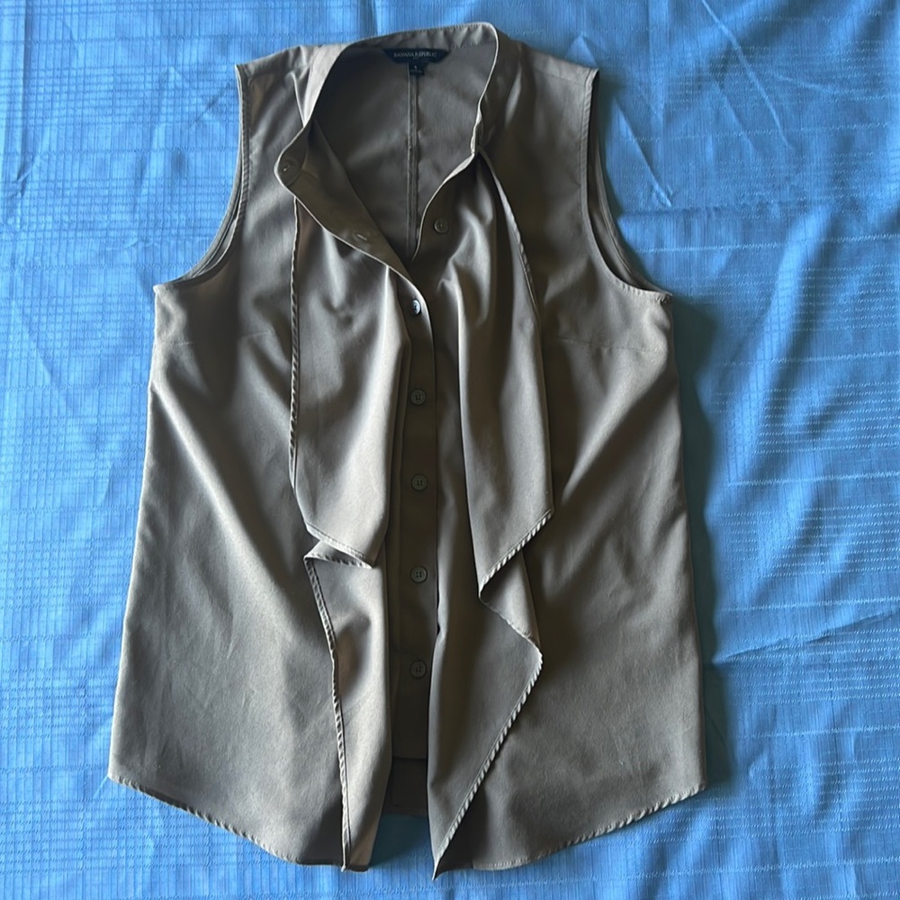 Banana Republic Button front sleeveless blouse